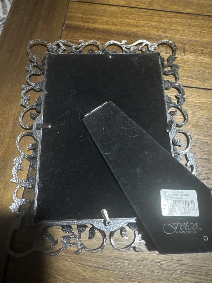 Marco de fotos Fetco dorado y negro 5 x 7 con marco de diseño de recorte de desplazamiento Foto 4 de 4