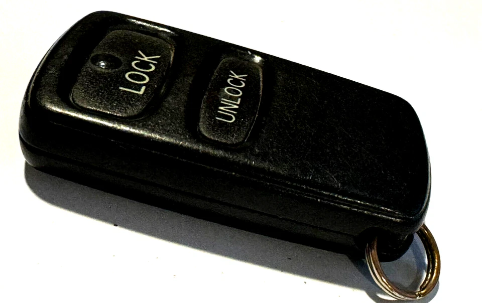1 OEM Keyless Remote 2004 Mitsubishi Montero Sport Car Key Fob OUCG8D-525M-A fab - Image 3 of 4