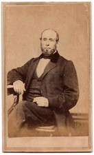 ANTIQUE CDV CIRCA 1860s S.B. BROWN HANDSOME BEARDED MAN IN SUIT PROVIDENCE R.I.