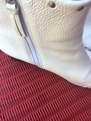 REBECCA MINKOFF BELLISSIMI STIVALETTI BIANCHI IN PELLE DI CIOTTOLI BORCHIATI CON ZIP MISURA 11M USATI IN OTTIME CONDIZIONI - Foto 9 di 9
