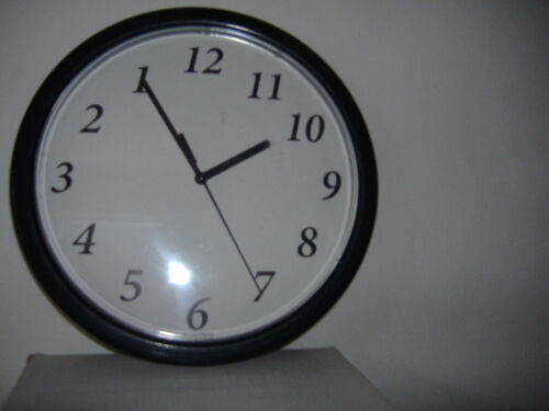 1 Backwards quartz wall clock runs counter clockwise novelty - 第 1/2 張圖片