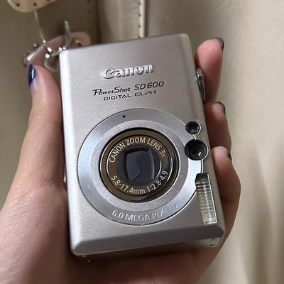 Canon SD600/ IXUS 60/IXY 70 Digital Camera 6 MP 3X Optical Zoom with Accessories