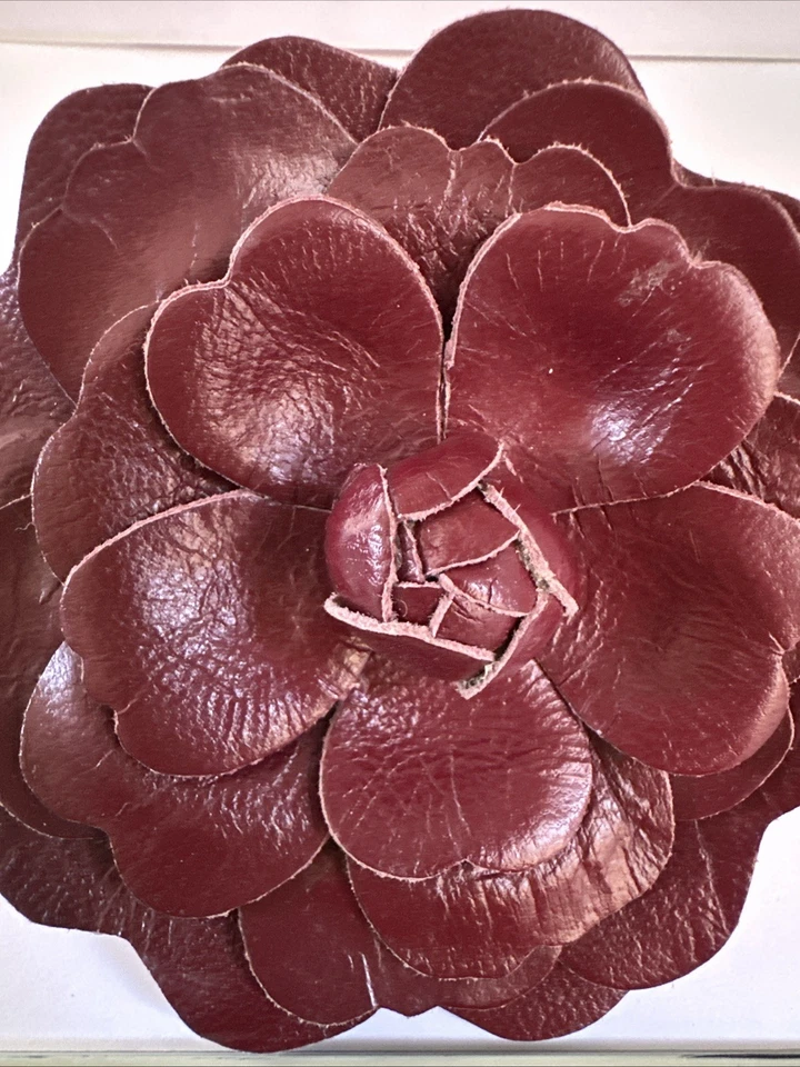 Precioso Broche Flor Cuero Marrón COACH Hecho en Italia Foto 2 de 4