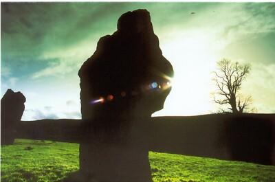 03140 Postkarte zeigt Sonne hinter neolithischem Henge Monument in Avebury, Wiltshire