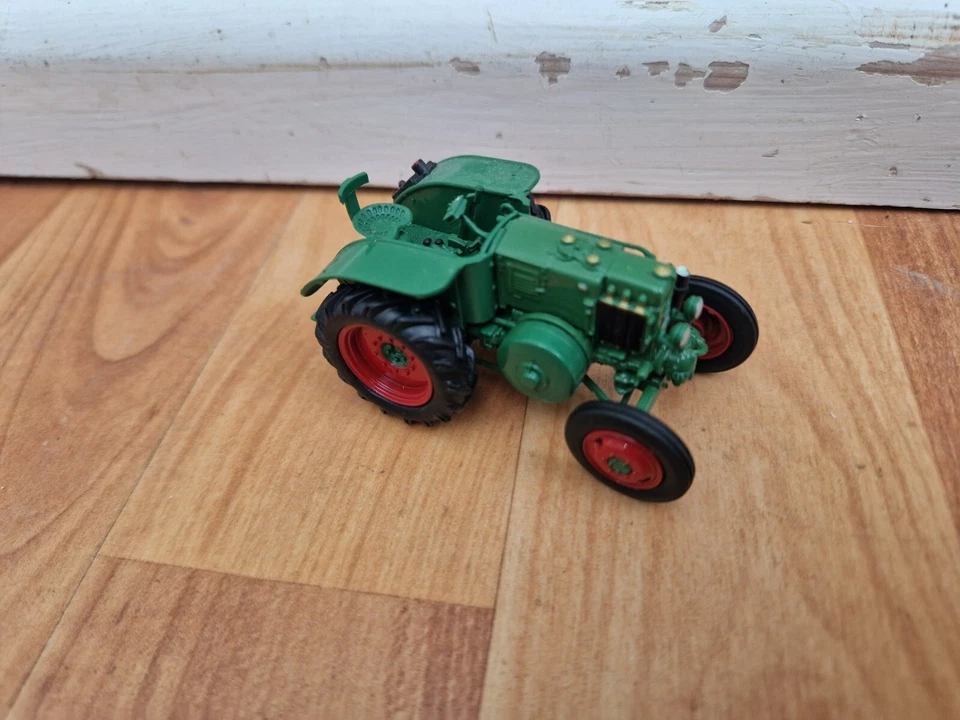 HACHETTE UNIVERSAL HOBBIES 1/43 CLASSIC 1951 LA PERCHERON TYPE 25 A TRACTOR - Image 2 of 3