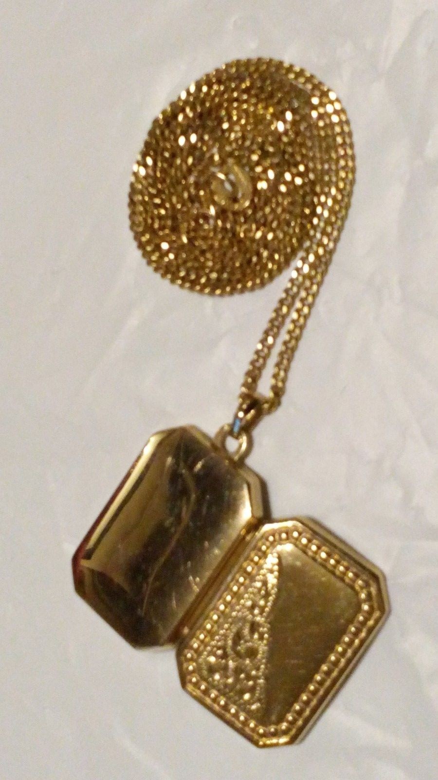 Victorian Rectangular Semi Engraved LOCKET in 9ct… - image 6