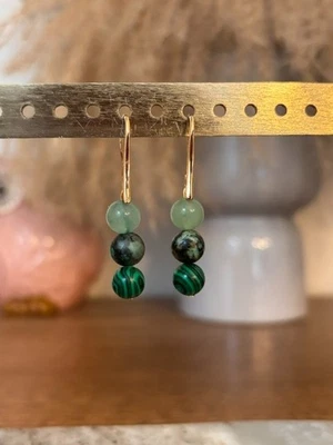 Boucles d'Oreilles Dormeuses Dorées – Malachite, Veine de Dragon & Aventurine – - Photo 1/2