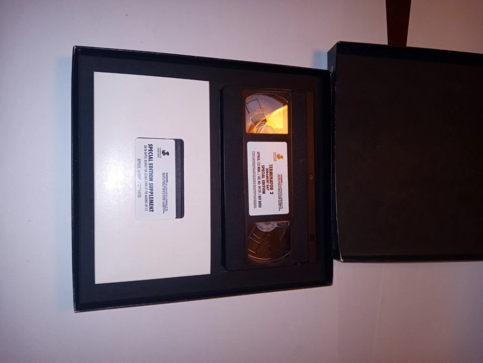 TERMINATOR 2 JUDGMENT DAY 1993 SPECIAL EDITION VHS BOX SET - Image 3 of 3