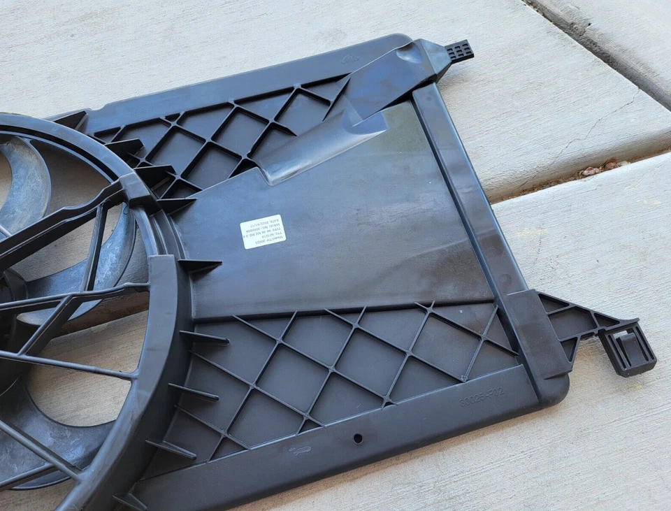 Conjunto de ventilador de refrigeración 621270 compatible con Mazda Mazda3 2004-2009, negro Foto 3 de 4