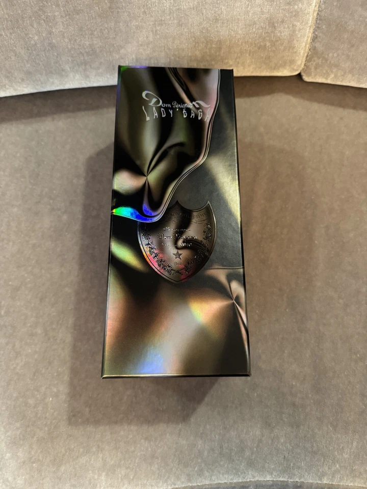 Caja Lady Gaga Dom Perignon Brut 2010 (sin botella) Foto 3 de 4