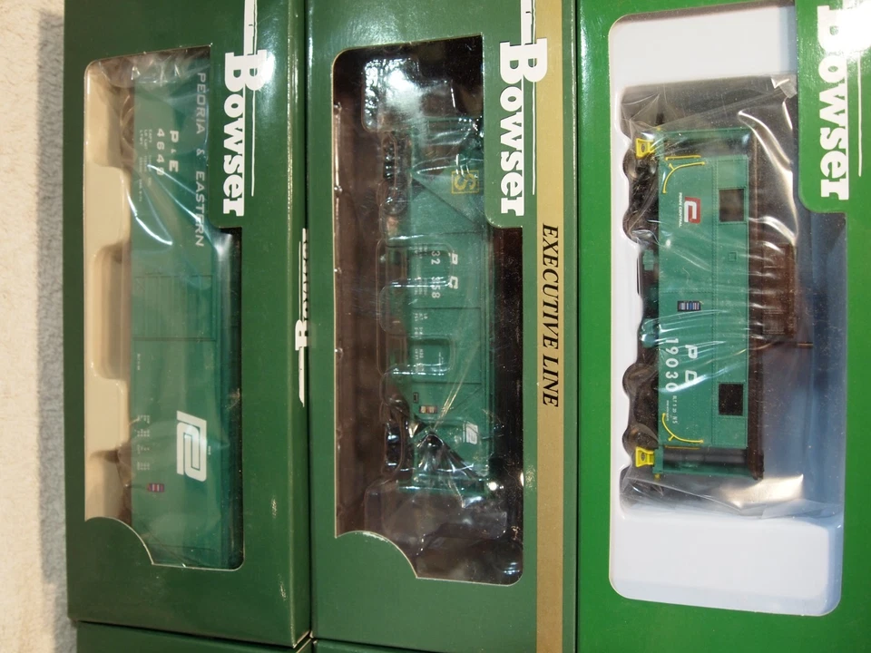 BOWSER +BROADWAY PENN-CENTRAL  6-FREIGHT CAR LOT 2-50' BOX CAR,3-COV HOP+CABOOSE - Image 3 of 4