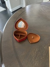 Boîte à bijoux en cuir mexicain fait main en forme de coeur 5"