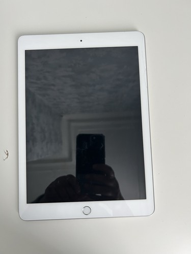 Apple iPad 6th Generation (2018) 32GB WiFi Silver 98% battery health
