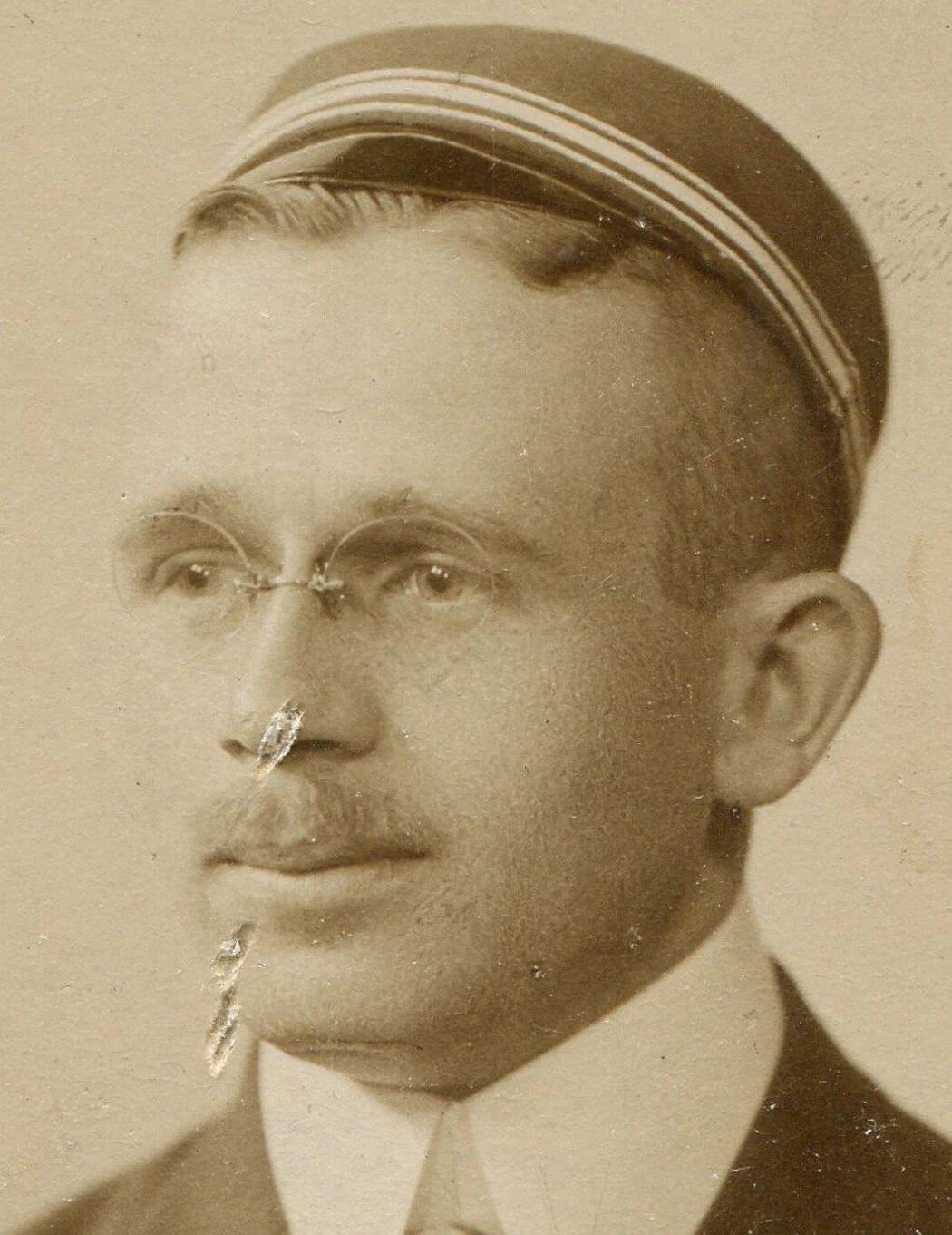 YOUNG MAN IN BROAD LAPEL SUIT  HAT AND GLASSES. CDV. GERMANY.