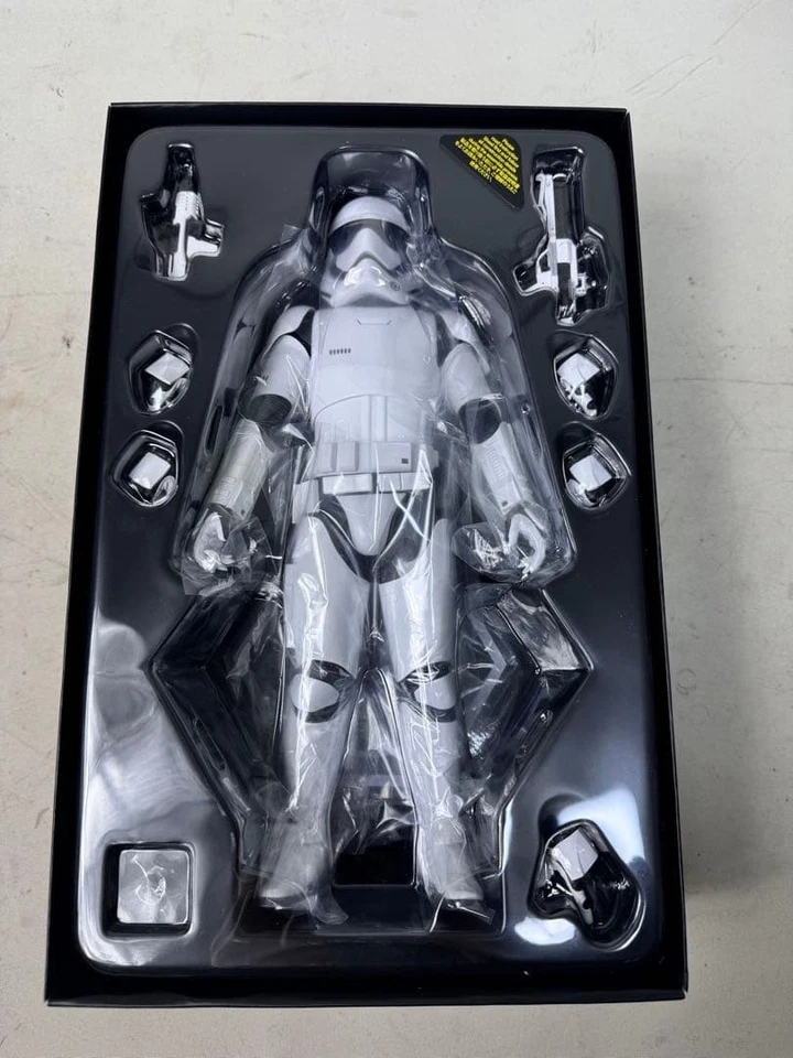 Hot Toys Star Wars First Order Stormtrooper MMS317 Figura in scala 1/6 - Immagine 4 di 4
