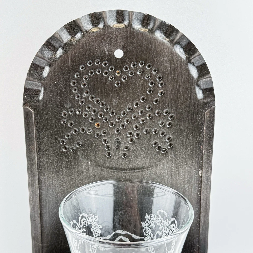 Aplique de vela de pared de corazón de metal vintage con soporte de vidrio para huracanes Foto 2 de 4