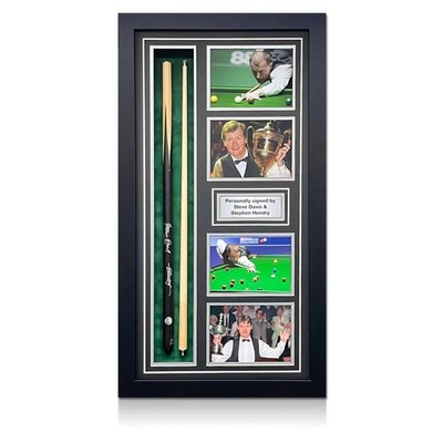 Snookerqueue, signiert von Steve Davis und Stephen Hendry. Gerahmt.