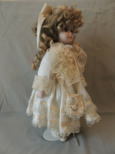 Collectible porcelain doll with beautiful dress in a base - Picture 2 of 12