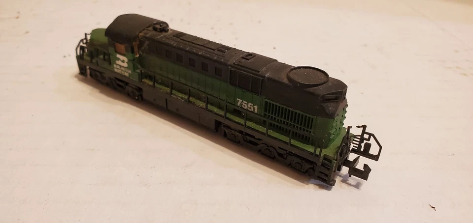 Model Power N Scale Diesel Locomotive Green Burlington Northern #7551 - Image 3 of 4