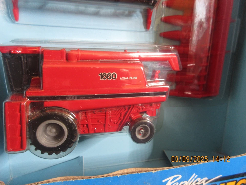 1990 Ertl Case IH 1660 Combine #655 Corn Head Bean Head 8 row 30' grain table - Image 2 of 4