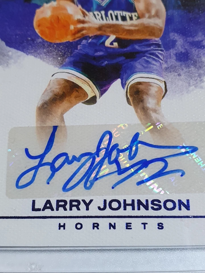 Panini Court Kings Larry Johnson 2023 automático zafiro/25 golpes maestros - raro Foto 2 de 4