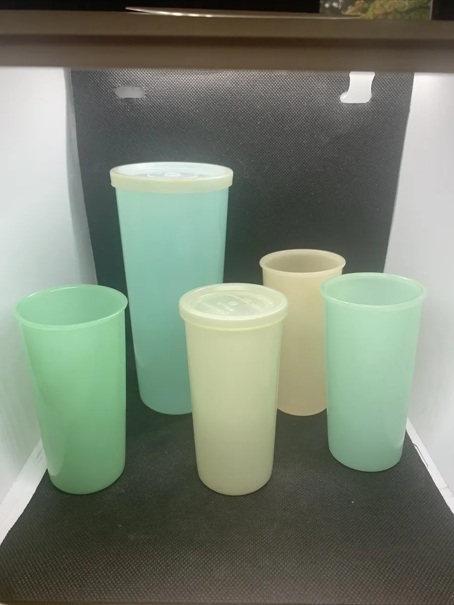 Vintage Tupperware Cup lot two sizes And Two With Lids