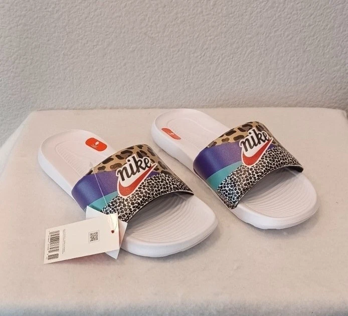 Nike Donna Victori One Slide Print CN9676 104 Bianco Multicolore Taglia: 9