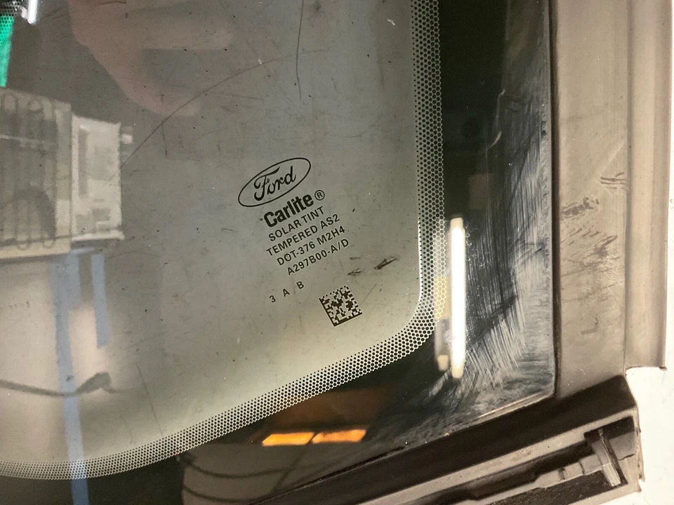 Ventilación puerta trasera derecha R/R vidrio pequeño Ford Focus 2014 Foto 3 de 4