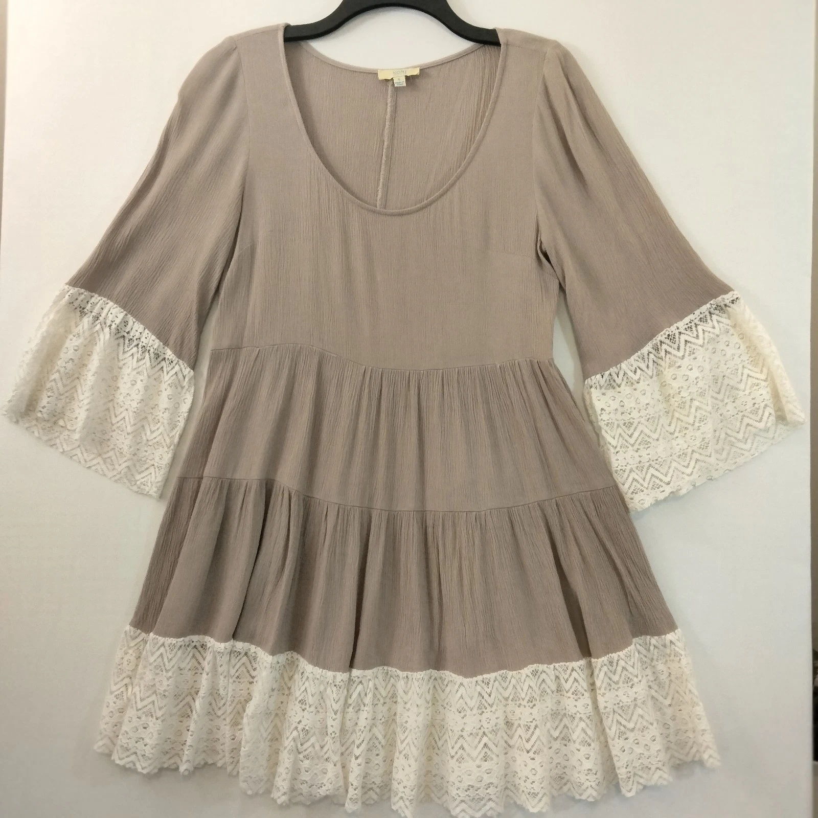 OFF WHITE Top donna piccolo Kori America. Taupe con bordo in pizzo bianco sporco. sku ws0010