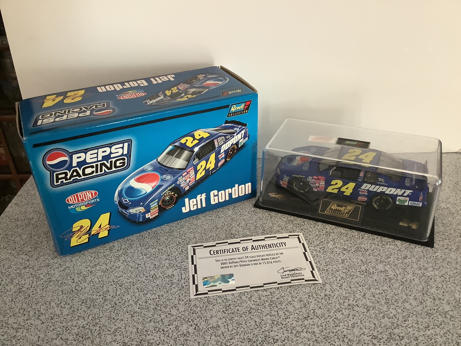 Revell 2001 Jeff Gordon #24 Dupont/Pepsi 1:24 Scale NASCAR Car (in Damaged Box).