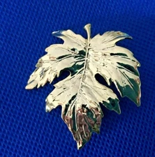 Vintage Gold Tone LEAF Pin Brooch SHINY Highly detailed Autumn NICE! 