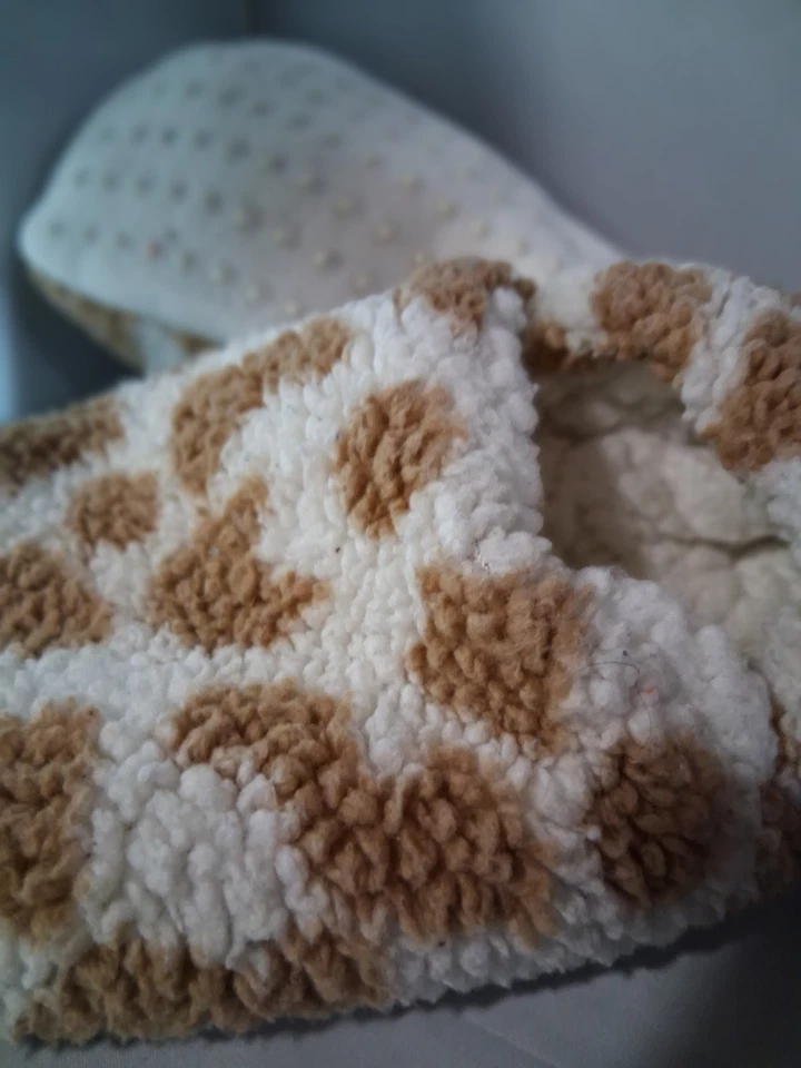 Zapatillas difusas acogedoras antideslizantes súper suaves para mujer Foto 4 de 4