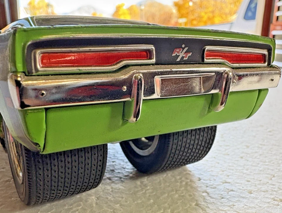Muscle Machines 1969 Dodge Hemi Charger R/T 1:24 Diecast Car Lime Light Green - Image 2 of 4