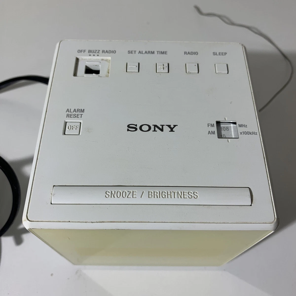 Radio despertador SONY ICF-C1 cubo blanco radio AM/FM en funcionamiento