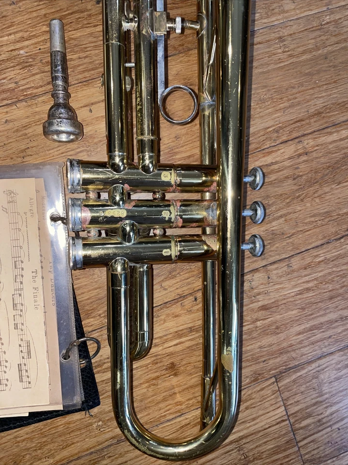 Trompeta Holton Collegiate T-602 con estuche y boquilla serie # 00302 hecha en Japón Foto 3 de 4