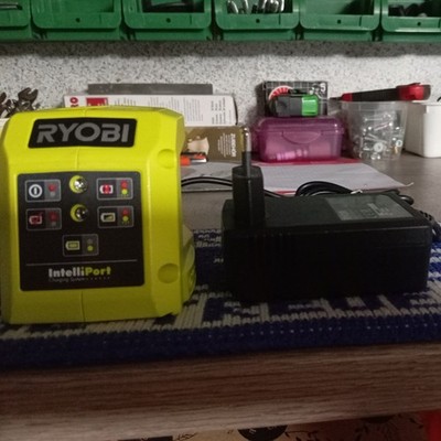 Original Ryobi ONE+ 18V Akkuladegerät  RC18115 - NEU