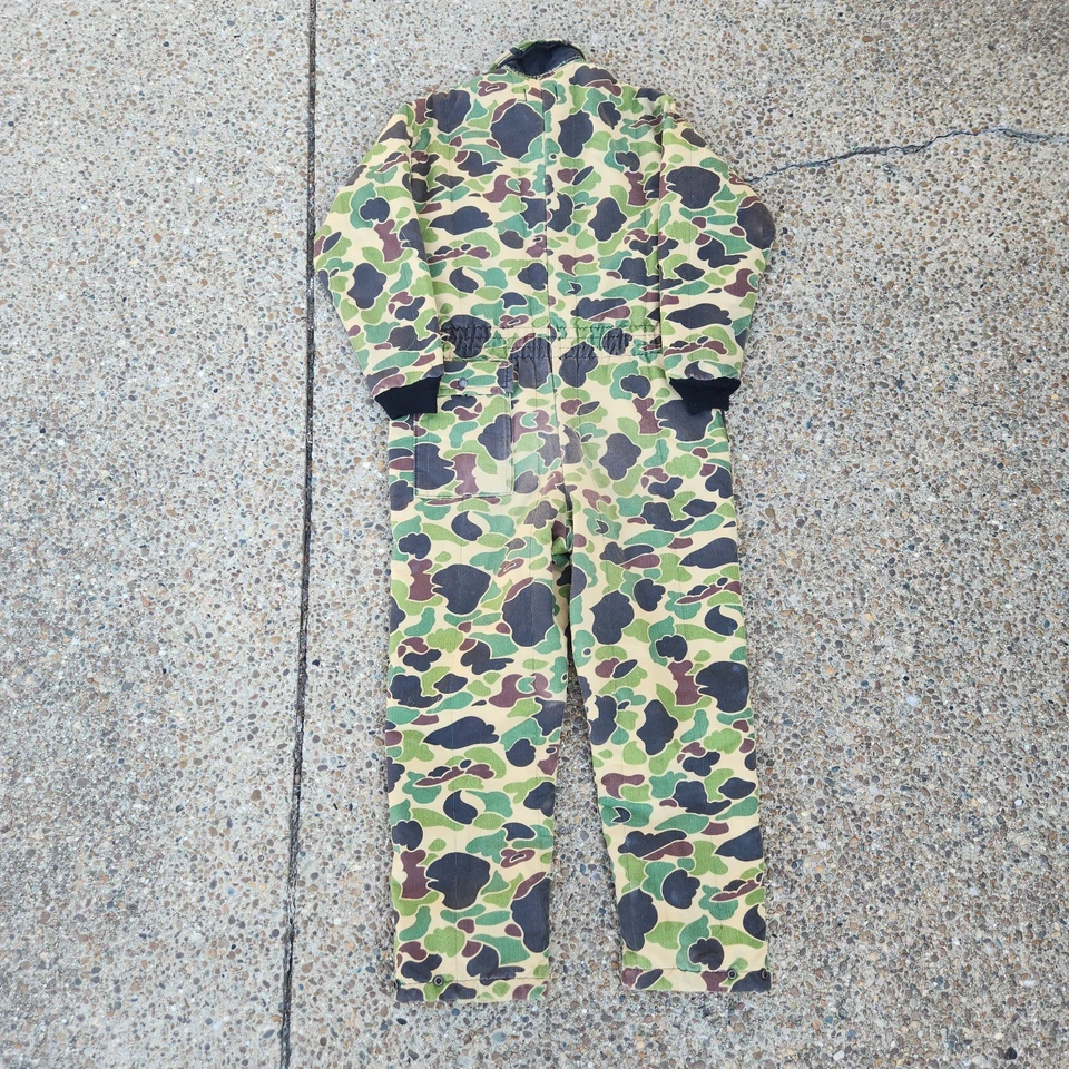 Macacão de caça vintage masculino grande camuflado de pato com zíper isolado EUA ao ar livre - Imagem 2 de 4