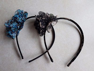 2 x F&F Mädchen Blumen Stirnbänder - Schwarz/Pfirsich & Schwarz/Blau - Top Zustand