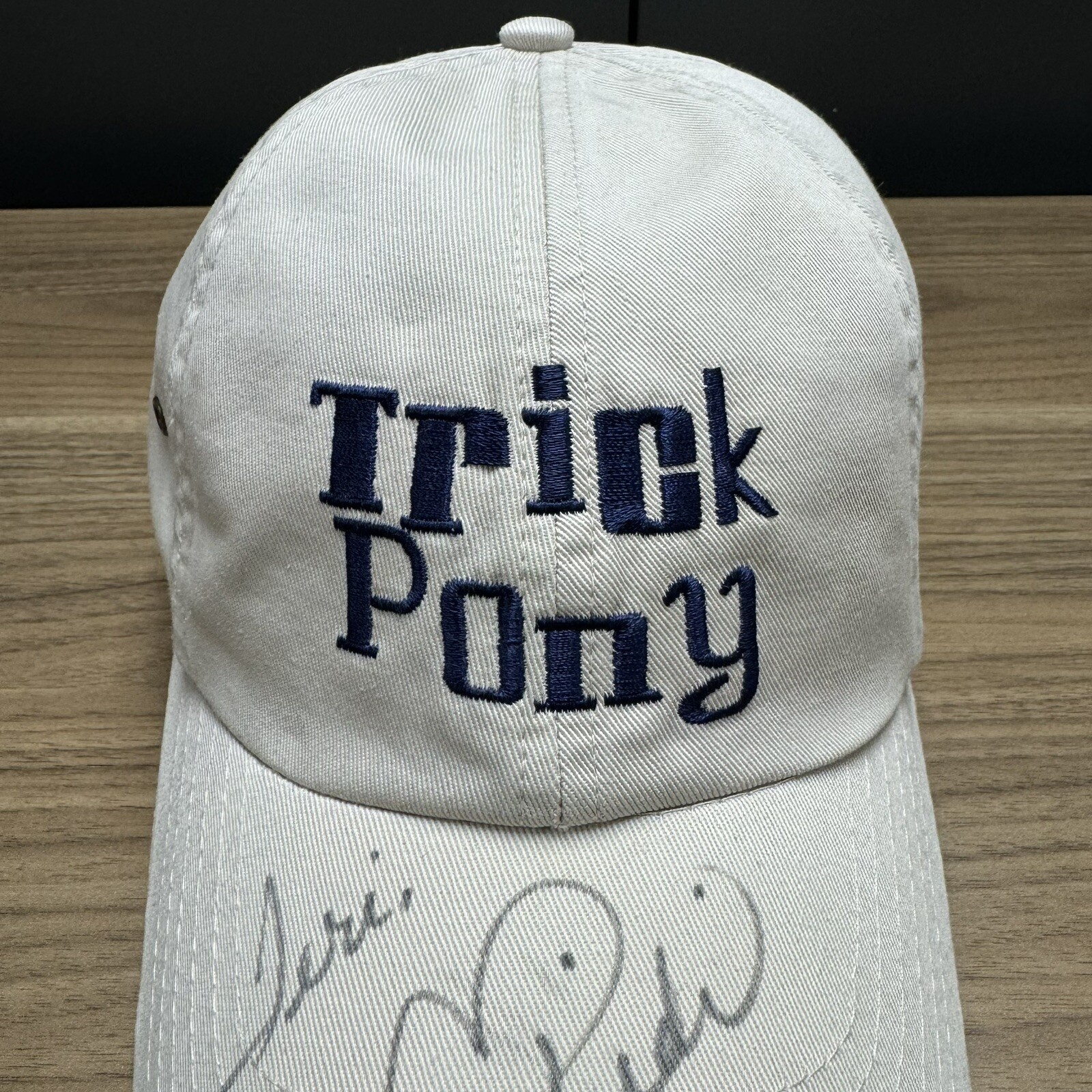 Cappello Berretto Trick Pony Beige Autografato Cinghia Regolabile