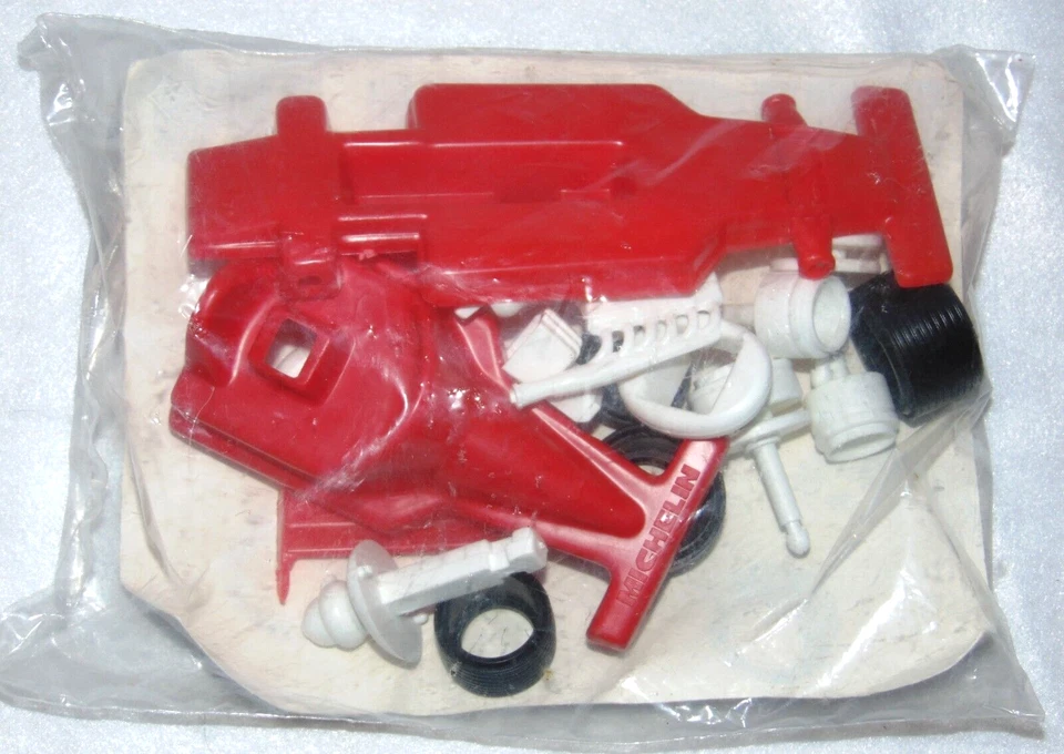 Rompecabezas de coche de juguete vintage Michelin Tires plástico rojo y blanco sin abrir años 60? Foto 2 de 2