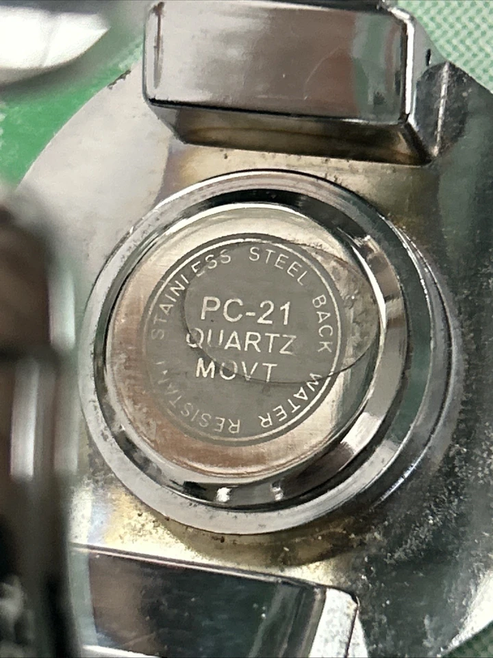 Reloj de puño Kenzo tono plata para mujer Foto 3 de 4