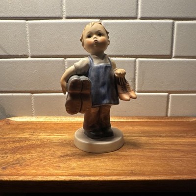 HUMMEL GOEBEL FIGURINE 143/0  - boots boy, mint condition with stamping