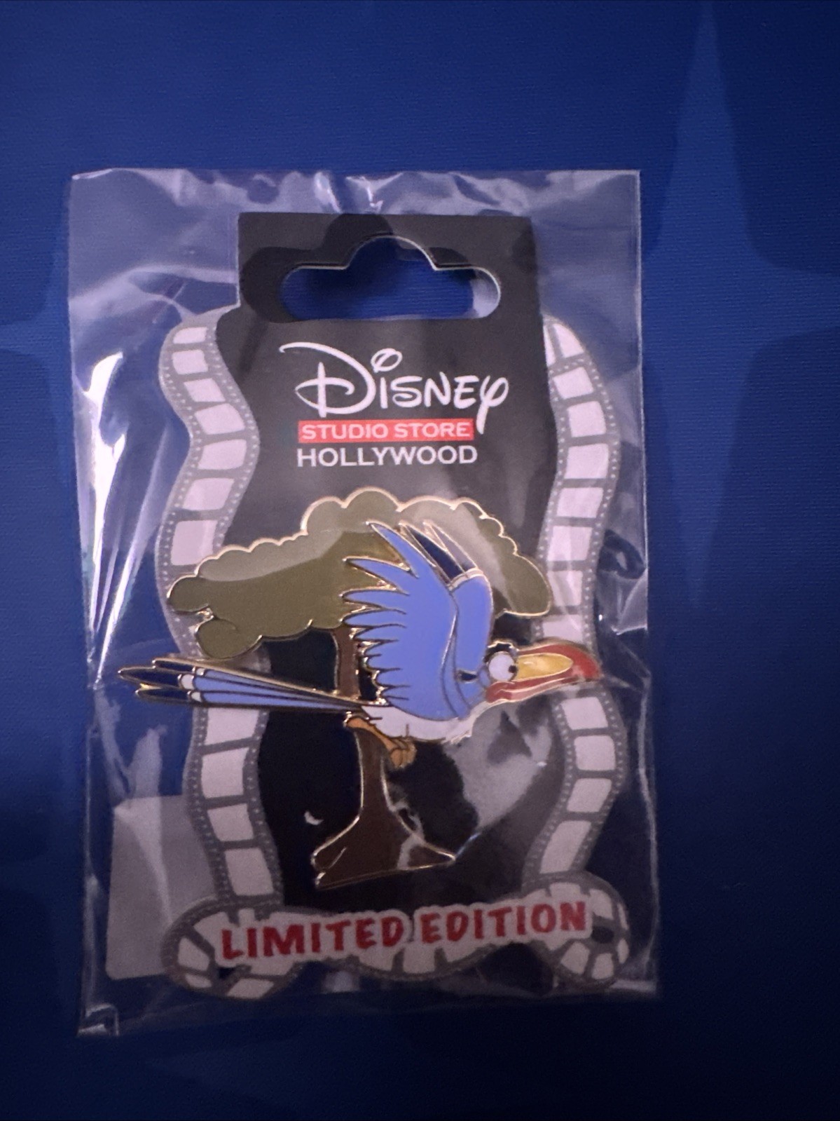 Prendedor Disney DSSH 2024 Serie Emplumada Zazu El Rey León Edición Limitada LE 400
