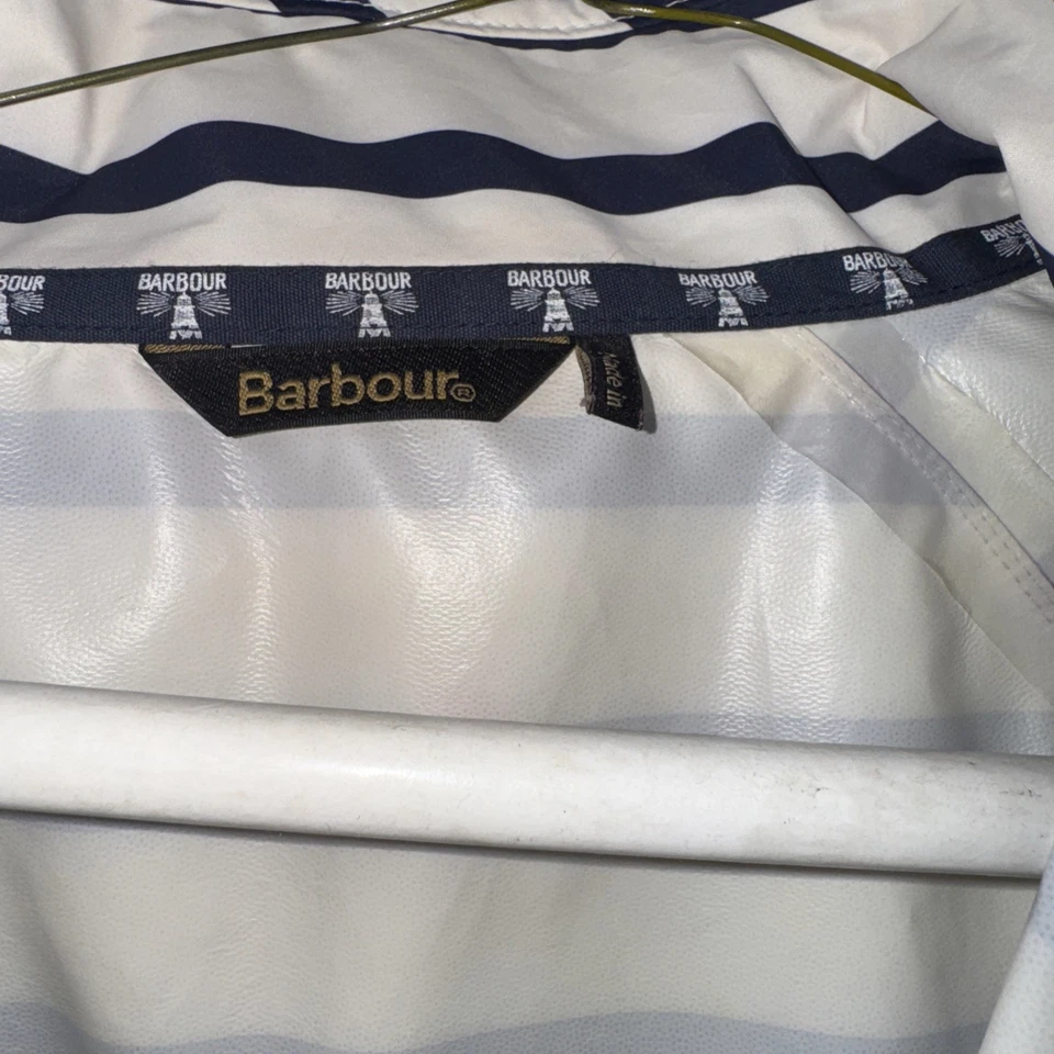 Chaqueta de lluvia impermeable para mujer Barbour a rayas blancas y azules 4 Foto 2 de 4
