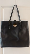 Borsa Michael Kors nera grande aperta con ciondolo logo oro, doppio manico