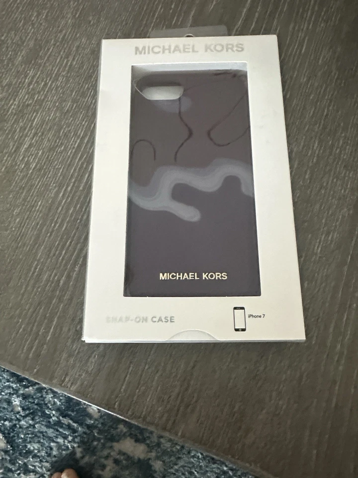 Funda Michael Kors I Phone 7 con ranuras para tarjetas Foto 3 de 4