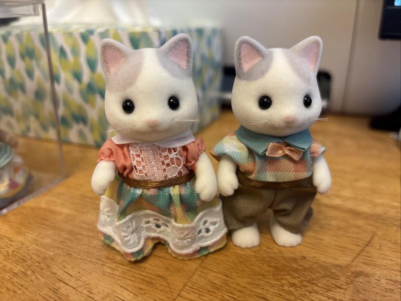 Sylvanian Families Calico Critters Latte Mother and Father Cat