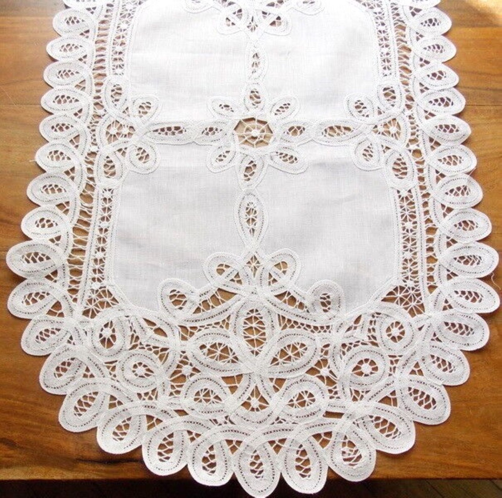 Napperon brodé main lin blanc ovale 40x60 dentelle Renaissance cadeau de mariage