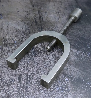 V-BLOCK CLAMP - 2-1/2'' open capacity - 2'' between bottom fingers