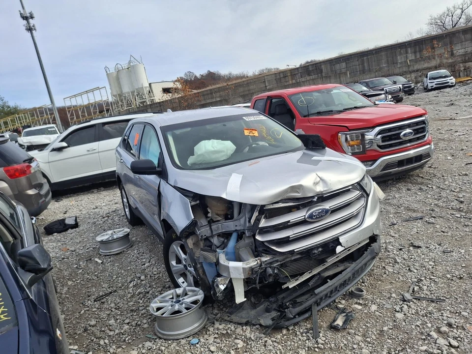 Used Center Tail Light Assembly fits: 2017 Ford Edge SE liftgate mounted center Foto 2 de 4